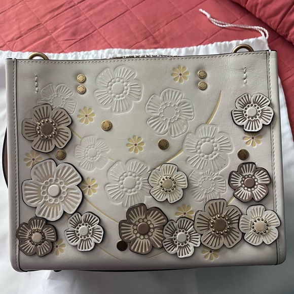 Coach Tea Rose Rogue 25 - Picture 4 of 16